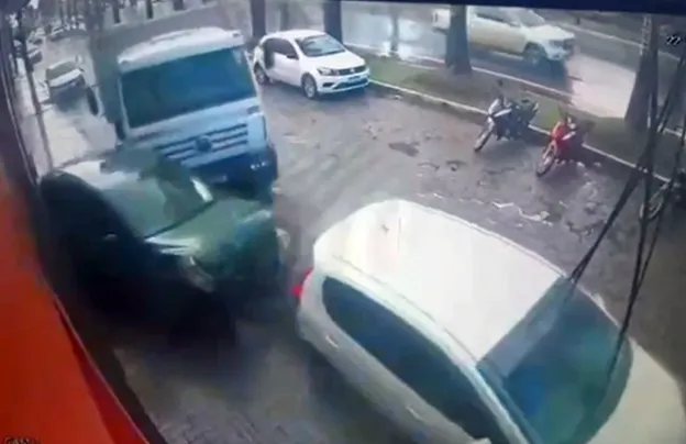 Caçamba desgovernada causa destruição na Avenida Getúlio Vargas em Teixeira de Freitas