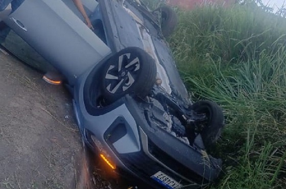 Capotamento na BR-101 em Itamaraju deixa três feridos, um em estado grave