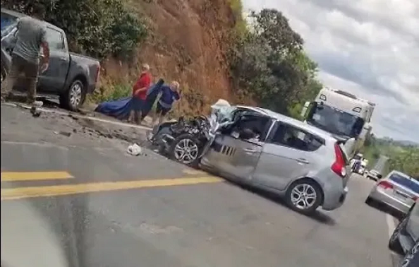 Colisão na BR-101 deixa duas vítimas fatais em Itabela