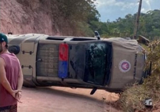 Viatura da PM tomba em estrada de Porto Seguro, mas policiais saem ilesos