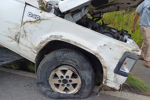 Adolescente é socorrida após acidente com tombamento na BR-101 em Teixeira de Freitas