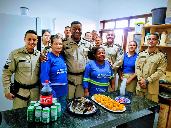 Policiais da 87ª CIPM homenageiam funcionária civil em comemoração de seu aniversário