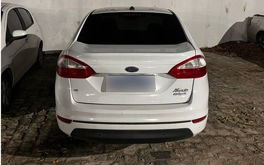 Polícia Militar prende casal por crime de trânsito e desacato e apreende droga e veículo em Teixeira de Freitas