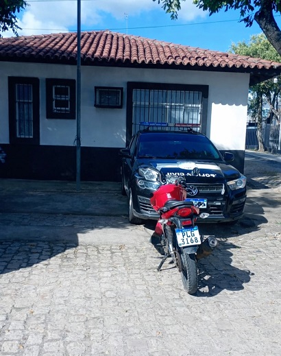 Polícia Militar prende homem e recupera motocicleta com restrição de em Teixeira de Freitas