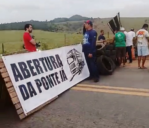 Caminhoneiros bloqueiam BR-101 em protesto contra interdição da ponte do Rio Jequitinhonha