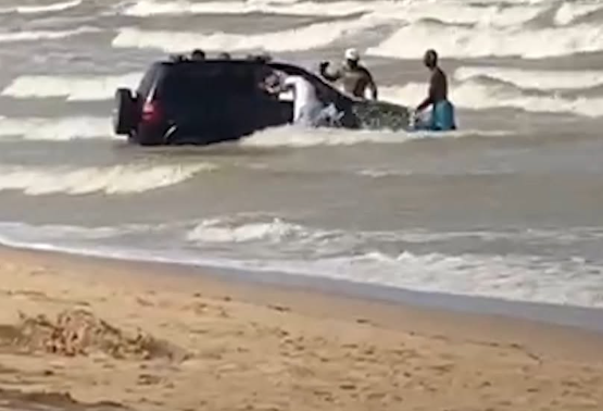 Carro dentro do mar surpreende moradores em Alcobaça