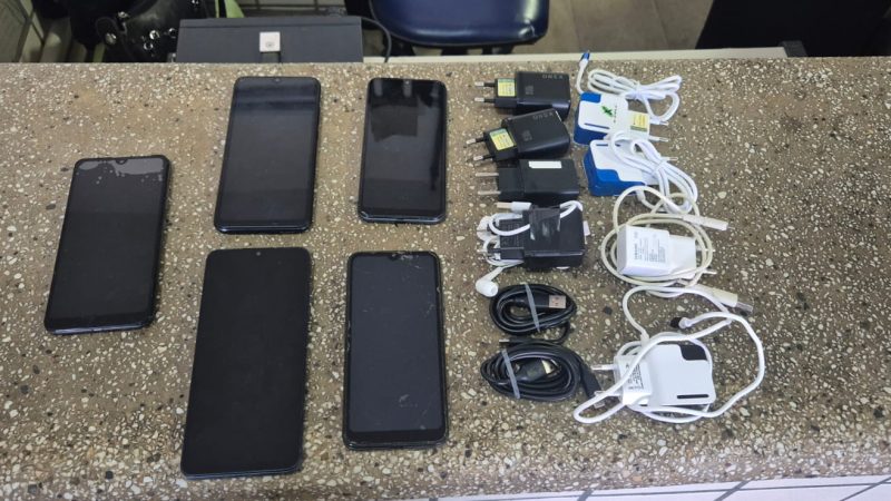 Polícia Militar prende homens que arremessariam celulares para o presídio em Teixeira de Freitas