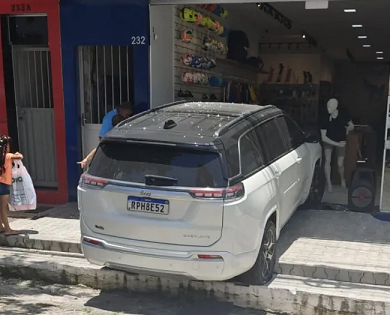 Teixeira de Freitas: Carro colide contra vitrine de loja esportiva no centro da cidade