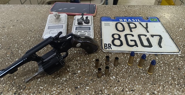 Polícia Militar apreende arma e droga em Teixeira de Freitas