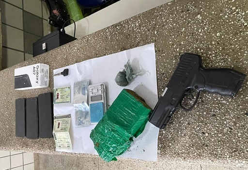 Polícia Militar prende homem com droga e simulacro de arma de fogo, CNH e dinheiro falsos; ele ainda estava com veículo adulterado