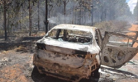 Veículo usado em execução é encontrado carbonizado em plantação de eucalipto