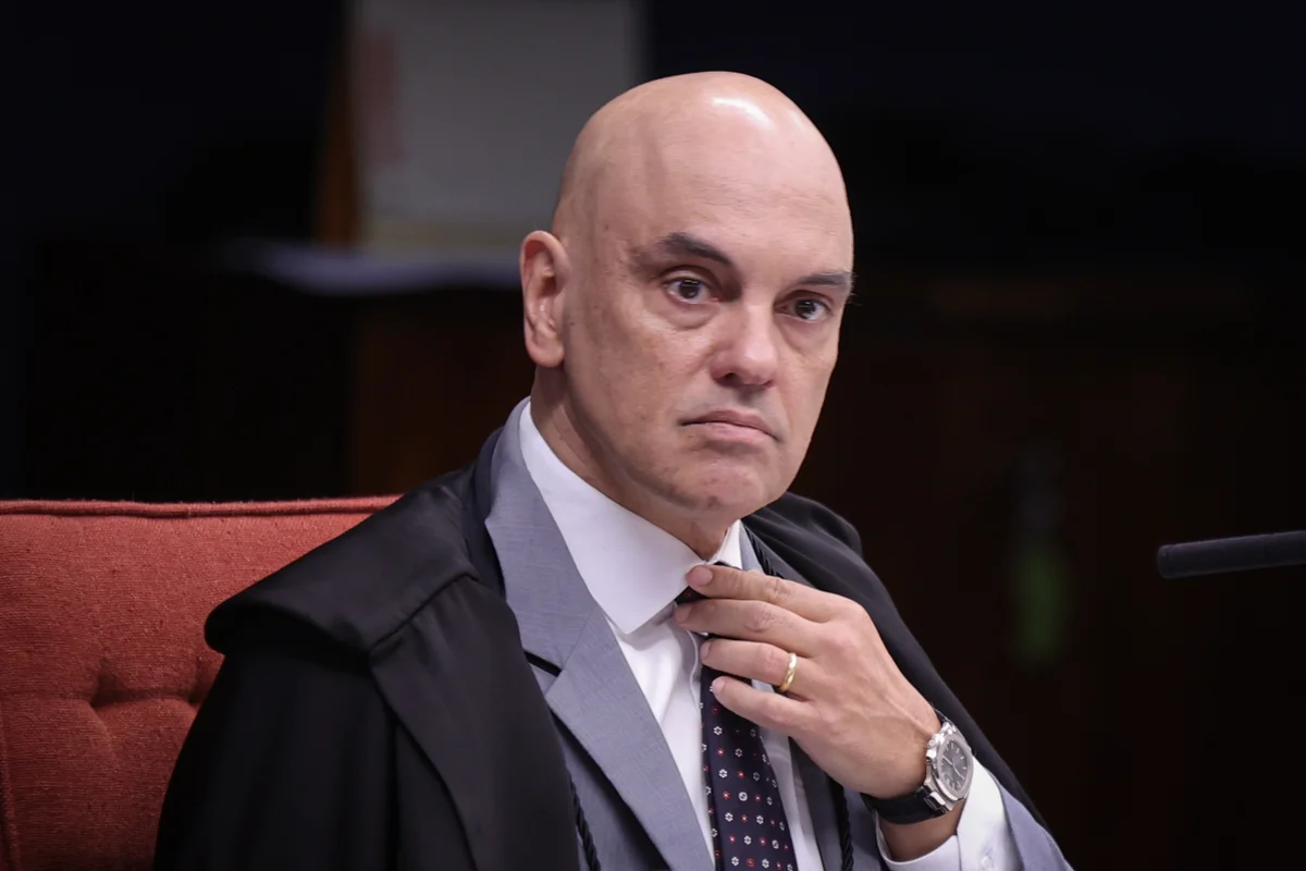 Moraes suspende visitas de Flávio Bolsonaro ao pai após divulgação de carta em apoio à pré-candidatura