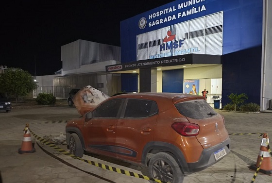 Veículo pega fogo no estacionamento do Hospital Municipal Sagrada Família em Teixeira de Freitas