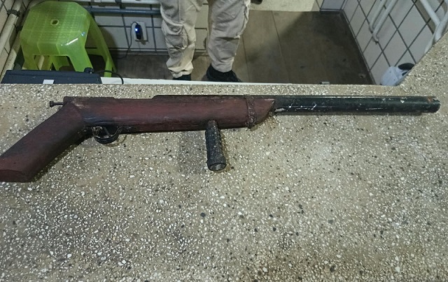 PM apreende arma de fogo no bairro Arueira após denúncia de ameaça em Mucuri
