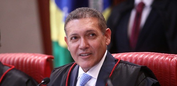 Cobrado por colegas do STF, Nunes Marques defende urna eletrônica e diz que sistema é patrimônio da democracia brasileira