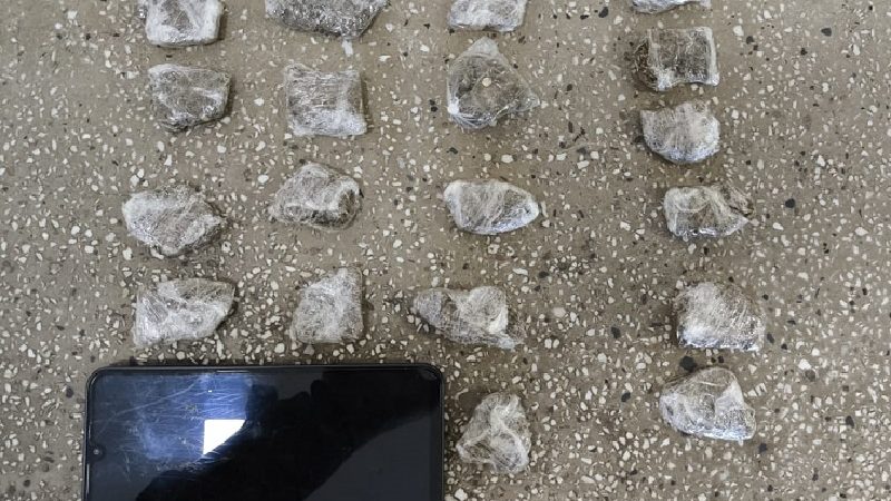 CIPE/Mata Atlântica apreende adolescente portando droga no distrito de Barcelona, em Caravelas