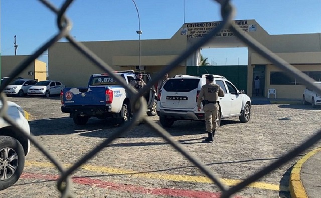 Três mulheres são detidas por tentar entrar com eletrônicos escondidos em rádios no presídio de Eunápolis