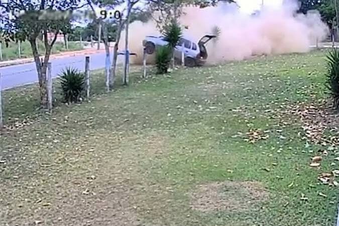 Agricultor de 67 anos morre após carro desgovernar e capotar em avenida de Itabela