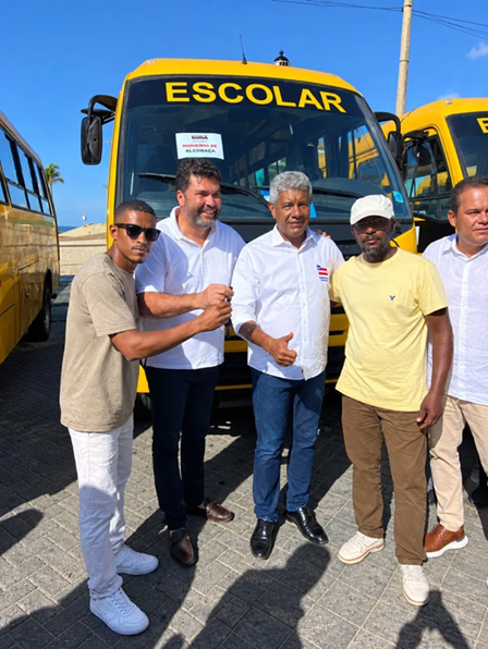 Alcobaça recebe novo ônibus escolar para reforçar transporte de estudantes da rede pública